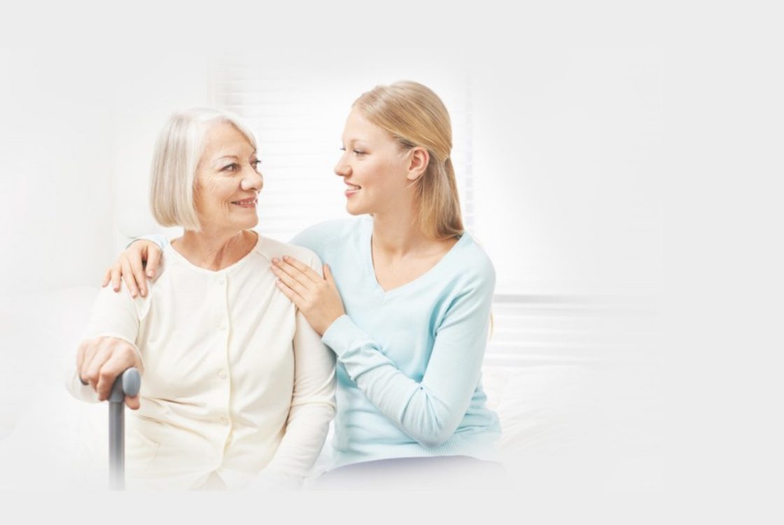 Seniorin und junge Frau