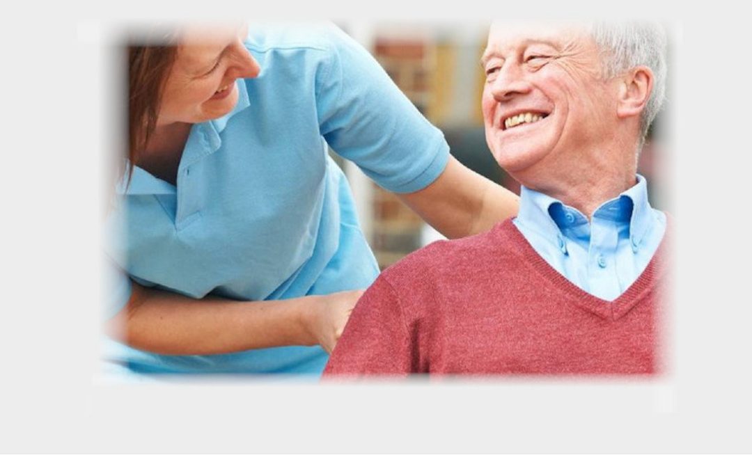 Pflegekraft mit Senior