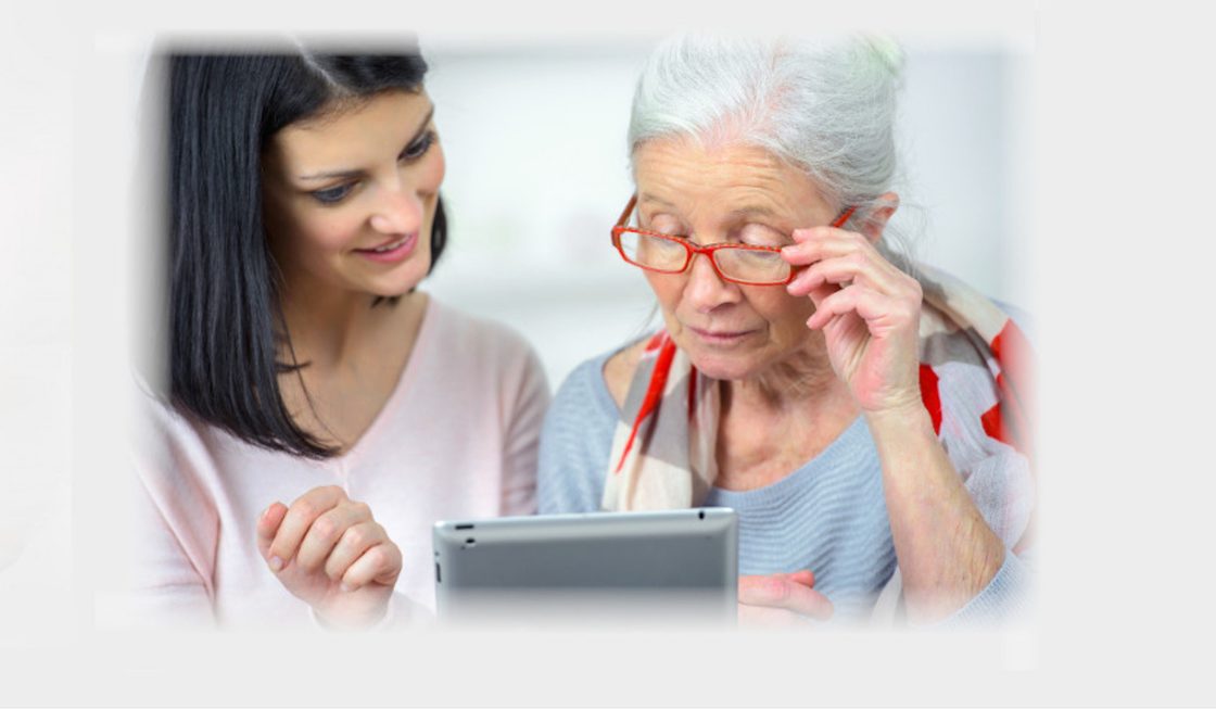 Pflegekraft mit Seniorin am Tablet