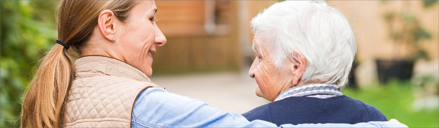 Pflegekraft mit Seniorin